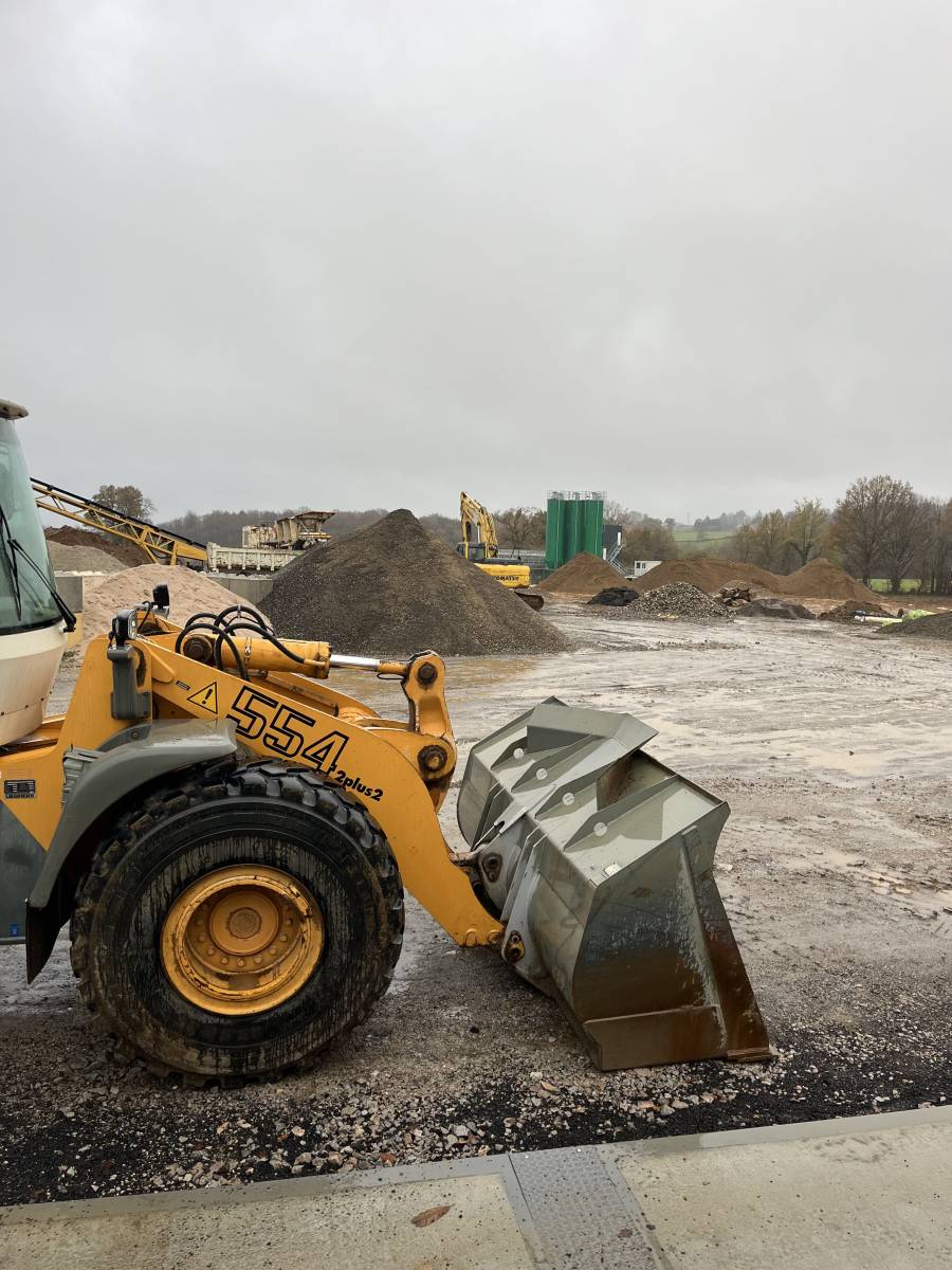 Vente de matériaux d'extérieur pour particuliers avec livraison de terre végétale et gravier pour travaux d’aménagement à Saint-Yrieix-la-Perche 87500