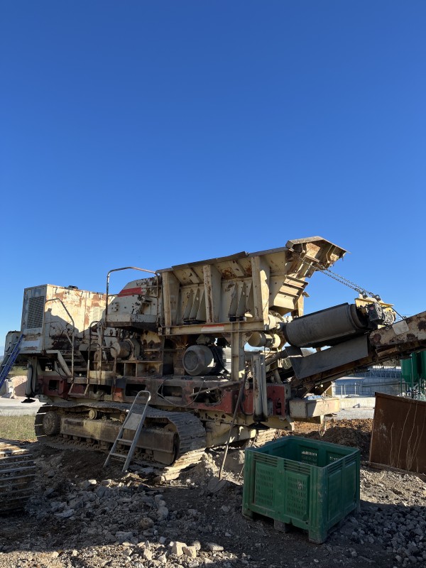 Recyclage et concassage de matériaux inertes à Salon la Tour en Corrèze. Solutions pour particuliers, professionnels et collectivités : agrégats recyclés, écograve, terre végétale et enrobé à froid.