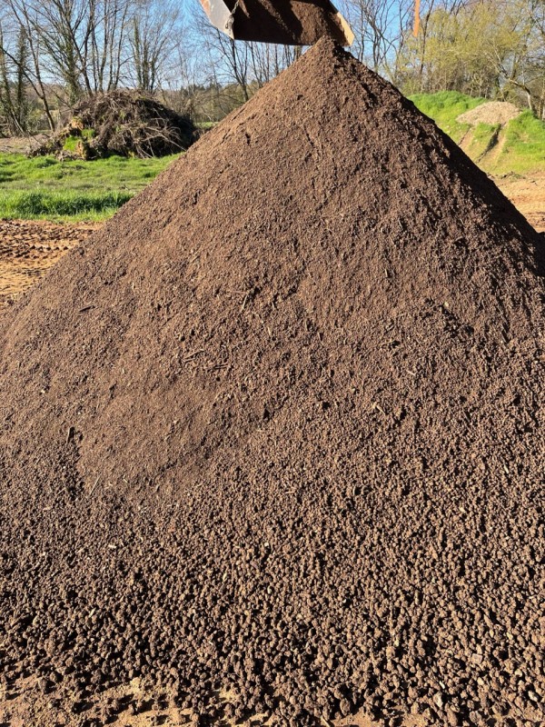 VENTE DE TERRE VEGETALE CRIBLEE 0/20 EN CORREZE A SALON LA TOUR ENTRE BRIVE LA GAILLARDE ET LIMOGES